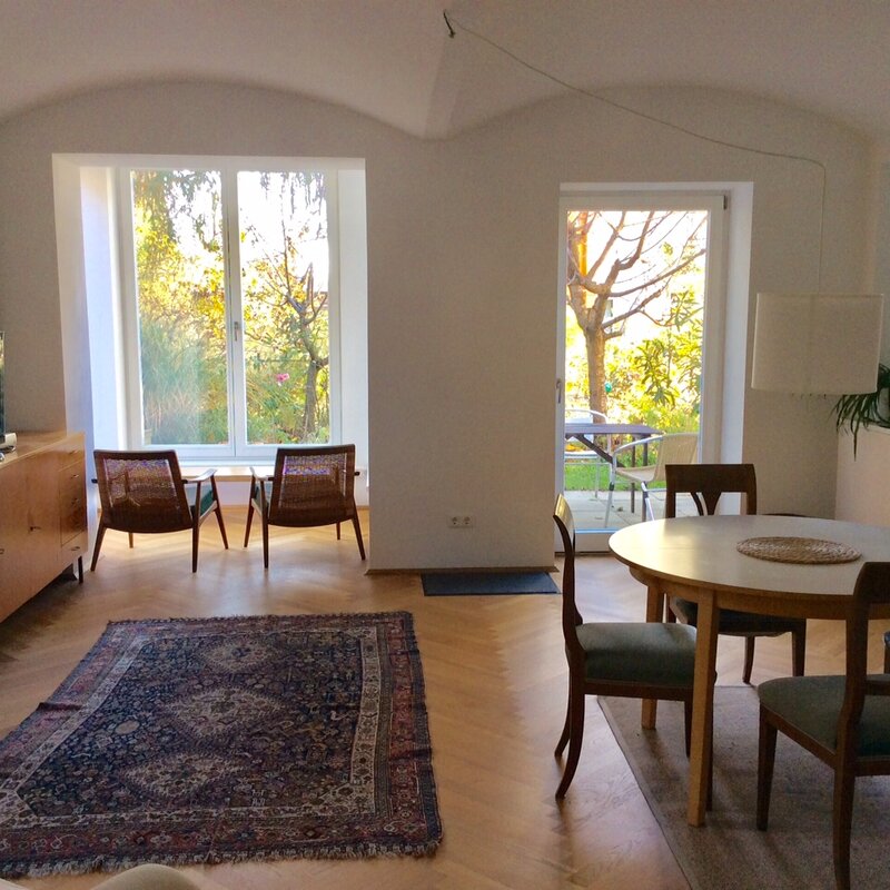 Bright living-dining room with garden view – 2-room apartment, short-term rental, temporary housing for 1 to 6 months, Graz