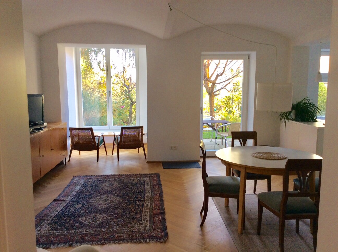 Bright living-dining room with garden view – 2-room apartment, short-term rental, temporary housing for 1 to 6 months, Graz