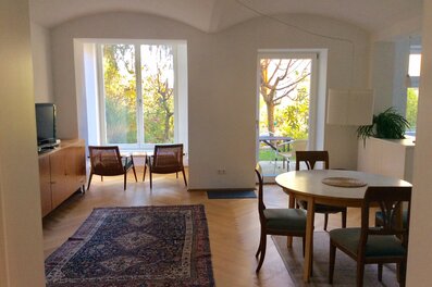 Lichtdurchflutetes Wohn-Esszimmer mit Gartenblick – 2-Zimmer-Wohnung zur Kurzzeitmiete, Wohnen auf Zeit 1 bis 6 Monate, Graz