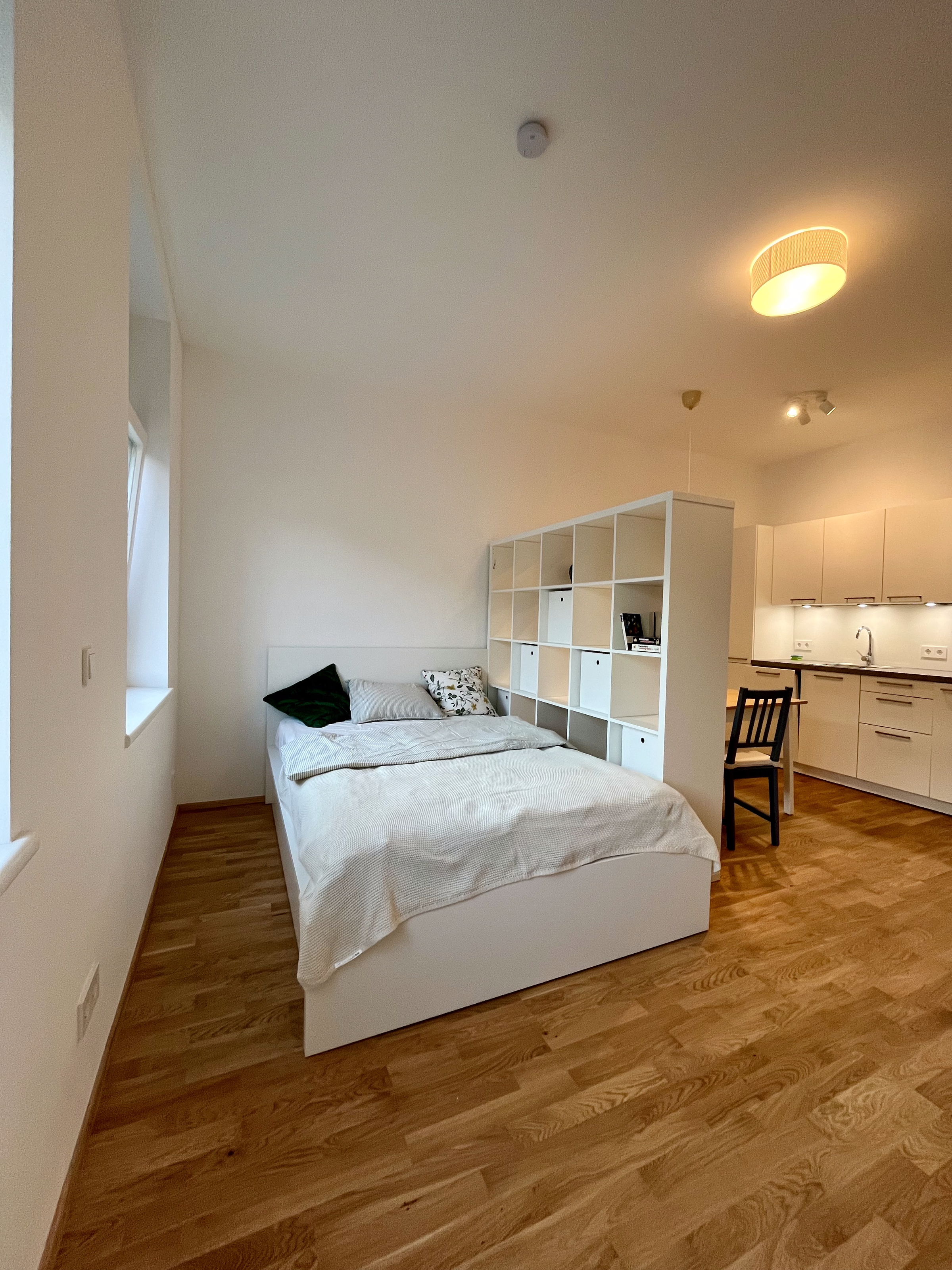 Bright studio with kitchenette & room divider – 1-room apartment for short-term rental, temporary housing in Vienna, 1 to 6 months.