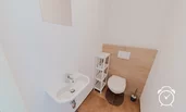 geräumiges WC