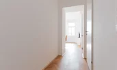 Ein heller und freundlicher Flur mit Zugang zu WC und Bad leitet in den Wohnraum