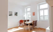Von der Küche in den Wohnraum