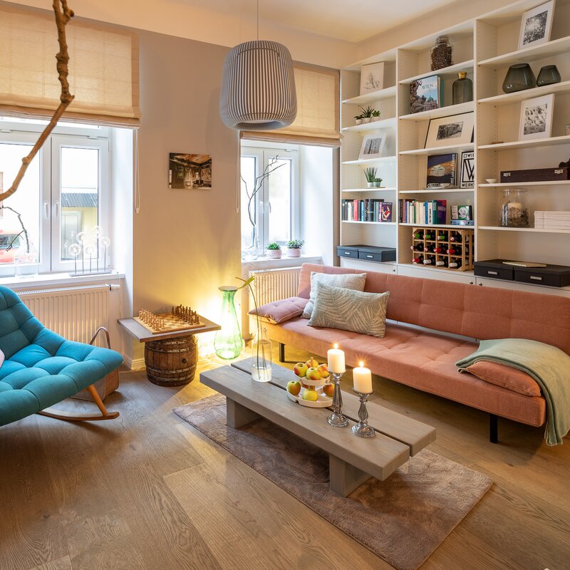 Helles Wohnzimmer mit Designermöbeln – 1-Zimmer Wohnung zur Kurzzeitmiete, Wohnen auf Zeit für 1 bis 6 Monate in Wien | © Homevienna