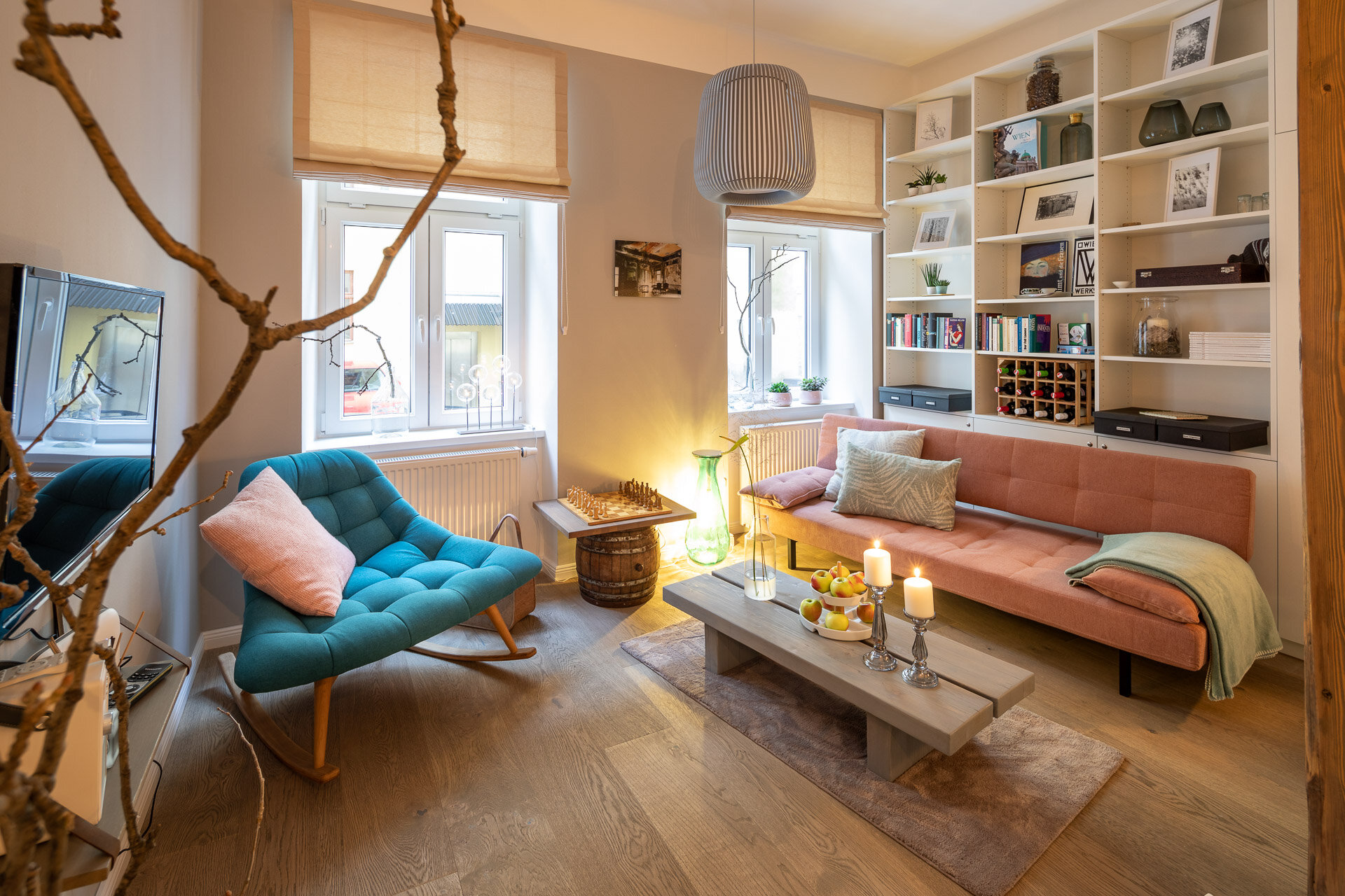 Helles Wohnzimmer mit Designermöbeln – 1-Zimmer Wohnung zur Kurzzeitmiete, Wohnen auf Zeit für 1 bis 6 Monate in Wien | © Homevienna