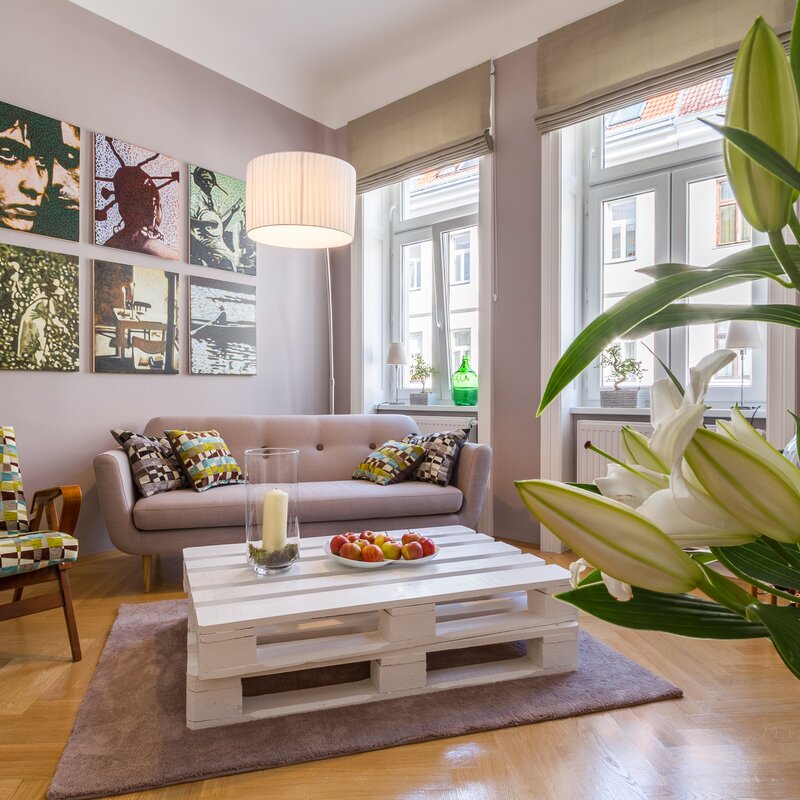Helles Wohnzimmer mit moderner Einrichtung – 3-Zimmer Wohnung zur Kurzzeitmiete, Wohnen auf Zeit für 1 bis 6 Monate in Wien.