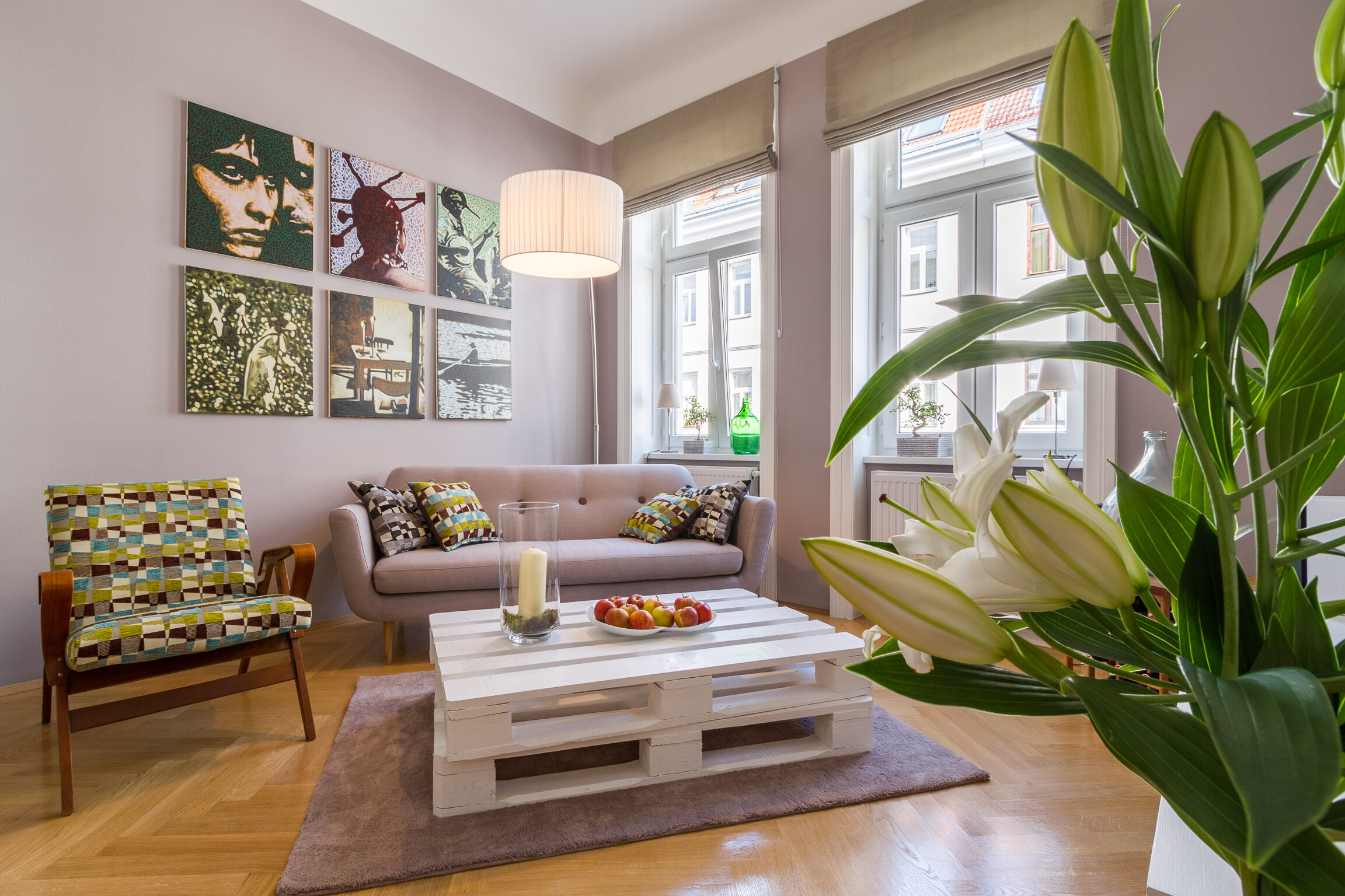 Helles Wohnzimmer mit moderner Einrichtung – 3-Zimmer Wohnung zur Kurzzeitmiete, Wohnen auf Zeit für 1 bis 6 Monate in Wien.