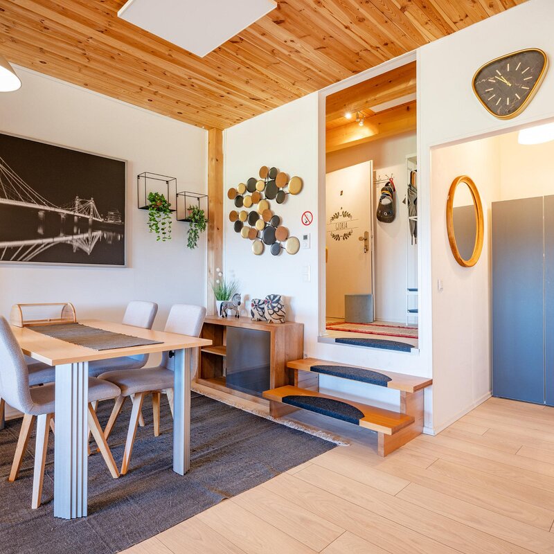 Bright dining area with wood ceiling – 3-room apartment for short-term rental & temporary housing for 1 to 6 months in Habach