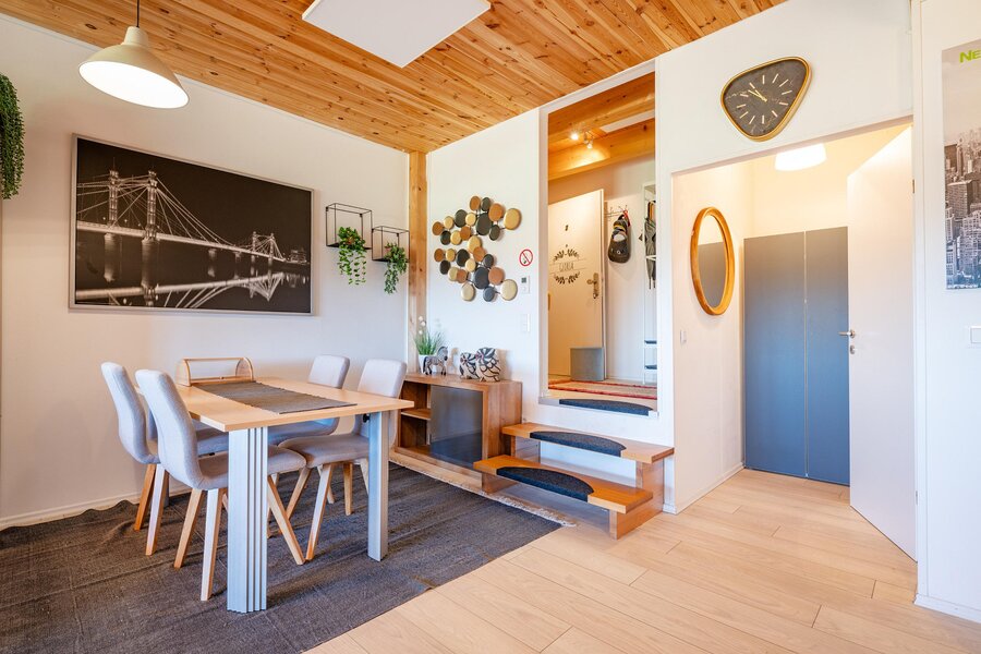 Bright dining area with wood ceiling – 3-room apartment for short-term rental & temporary housing for 1 to 6 months in Habach