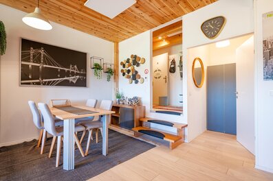 Bright dining area with wood ceiling – 3-room apartment for short-term rental & temporary housing for 1 to 6 months in Habach