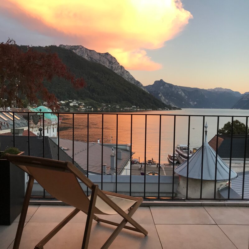 Blick auf See, Gebirge und Altstadt