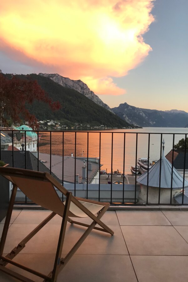 Blick auf See, Gebirge und Altstadt