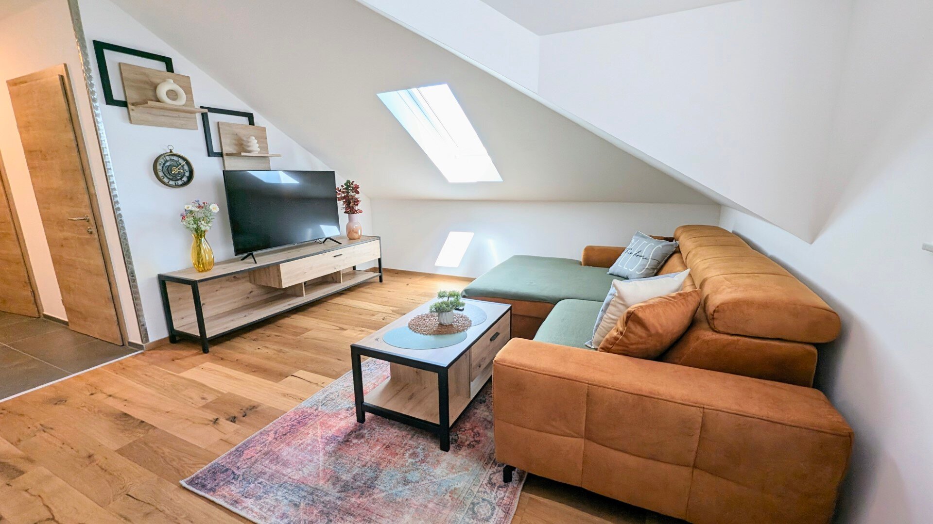 Bright living room with skylight & sloped ceiling – 2-room apartment for short-term rental & temporary housing for 1 to 6 months in Braunau am Inn