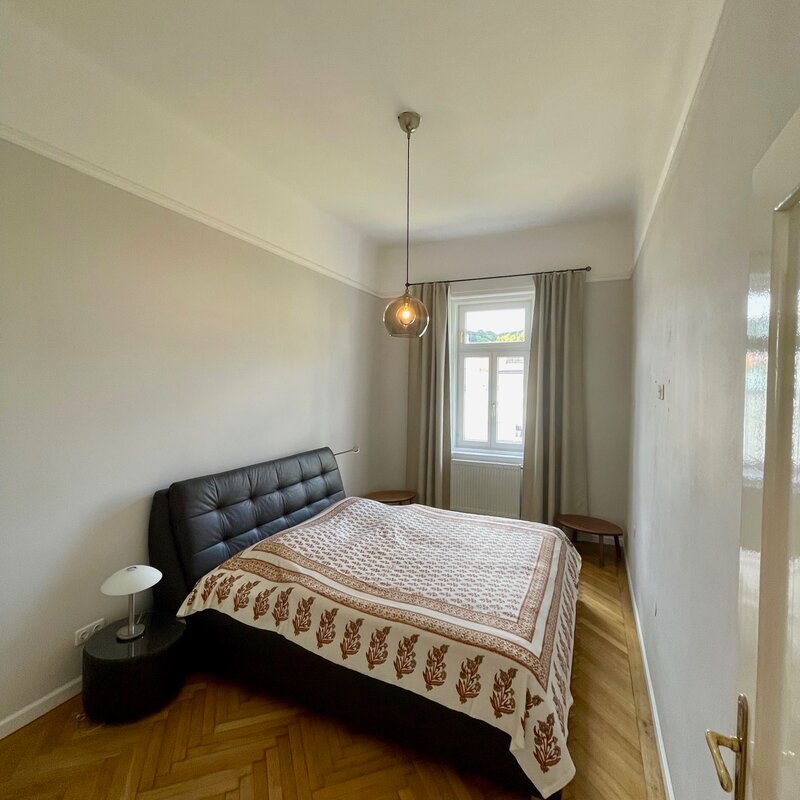 Doppelbett (180x200cm), Nachtkästchen und Kleiderschrank 