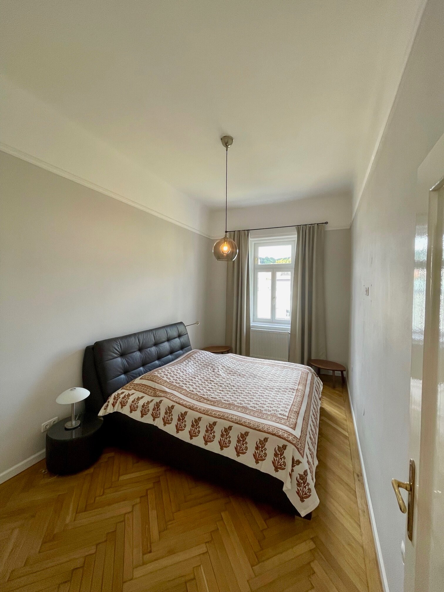 Doppelbett (180x200cm), Nachtkästchen und Kleiderschrank 