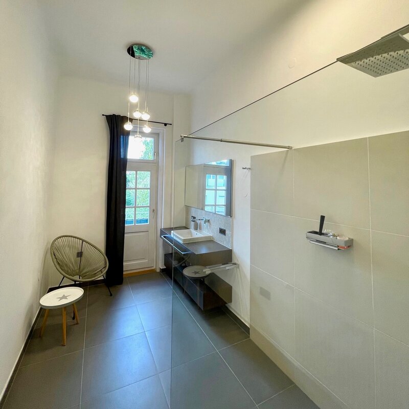 Waschtisch und walk-in Dusche, Zugang zum Balkon