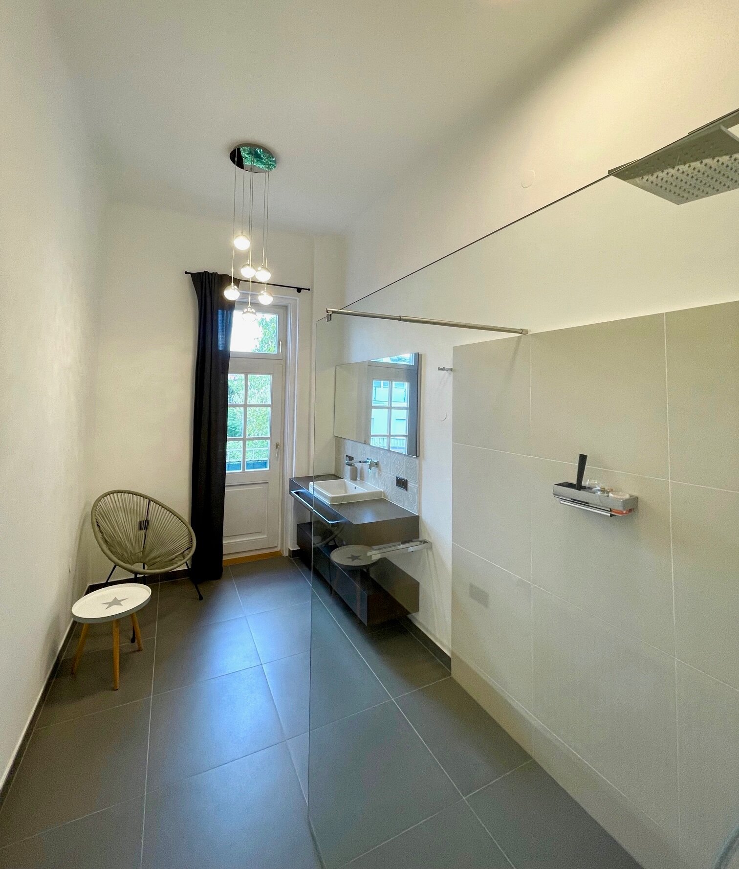 Waschtisch und walk-in Dusche, Zugang zum Balkon