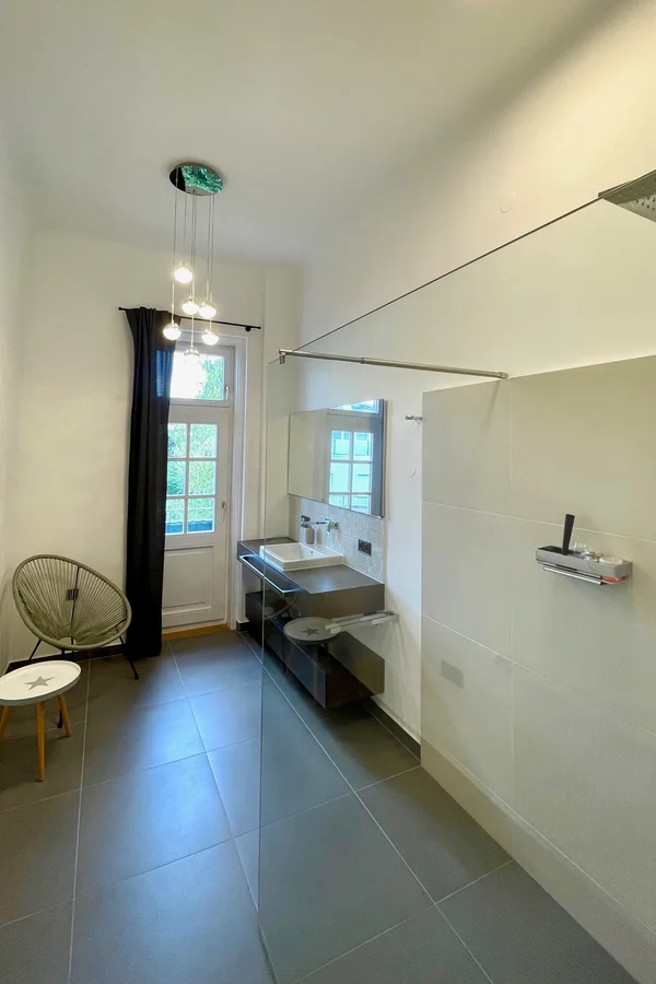 Waschtisch und walk-in Dusche, Zugang zum Balkon