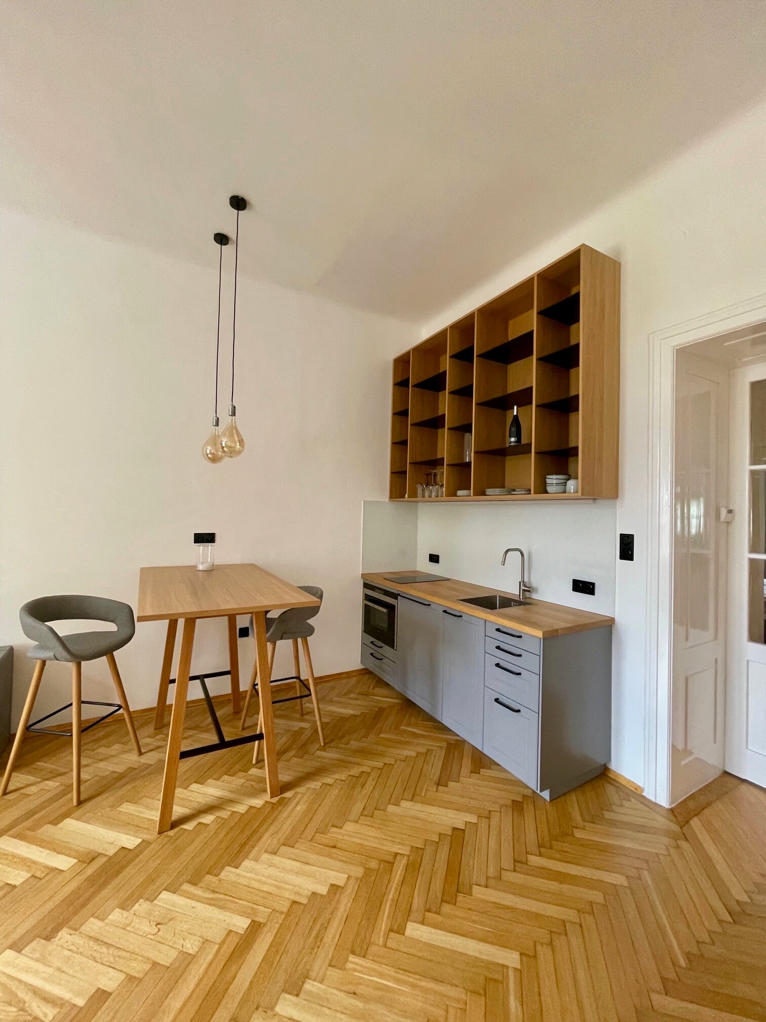 Küchenzeile mit 2fach Kochplatte, Backrohr mit Dampfgarfunktion, Kühlschrank mit Tiefkühlfach