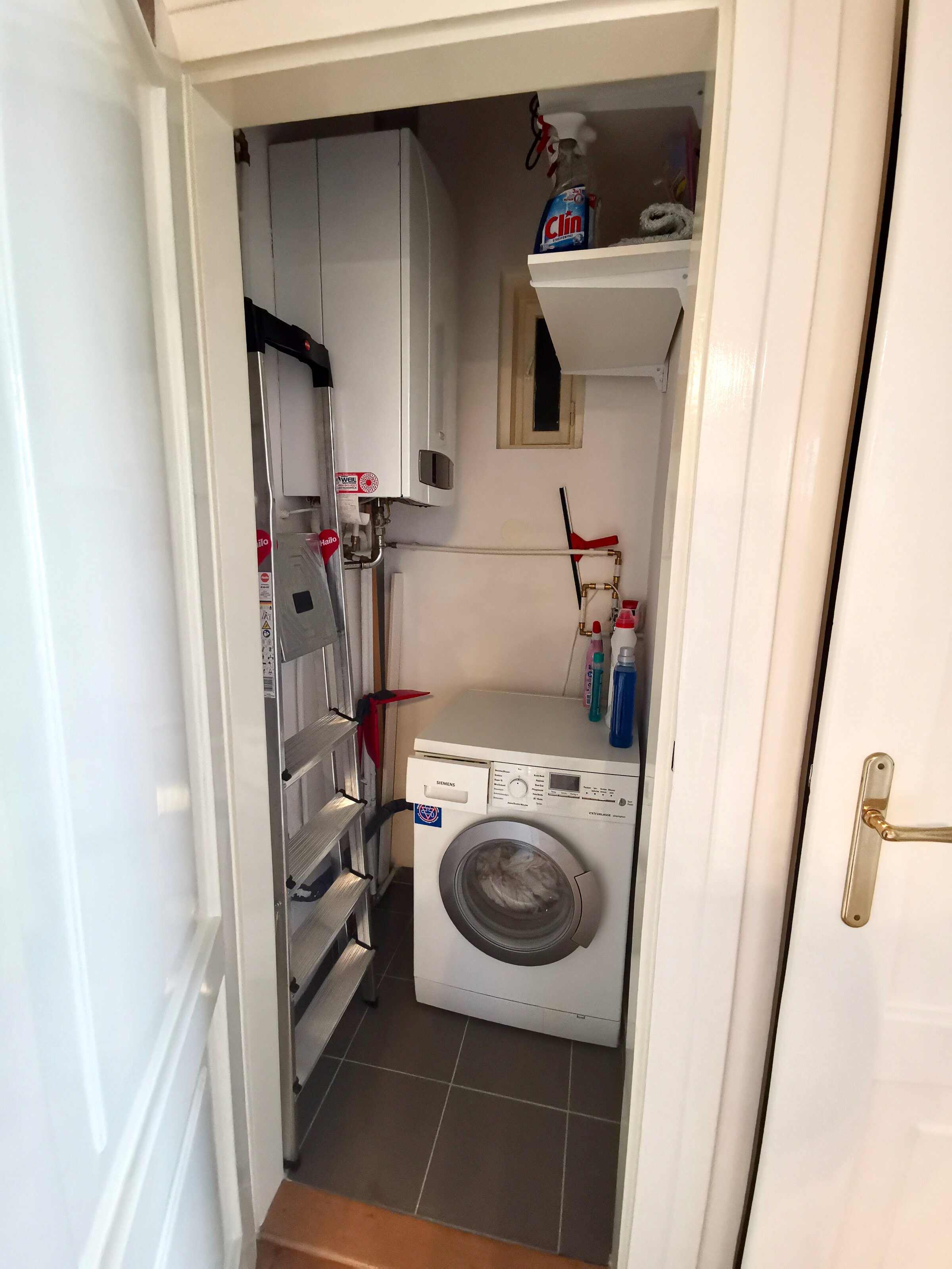 Waschmaschine, Leiter, Bügelbrett und Bügeleisen, div. Putzmittel