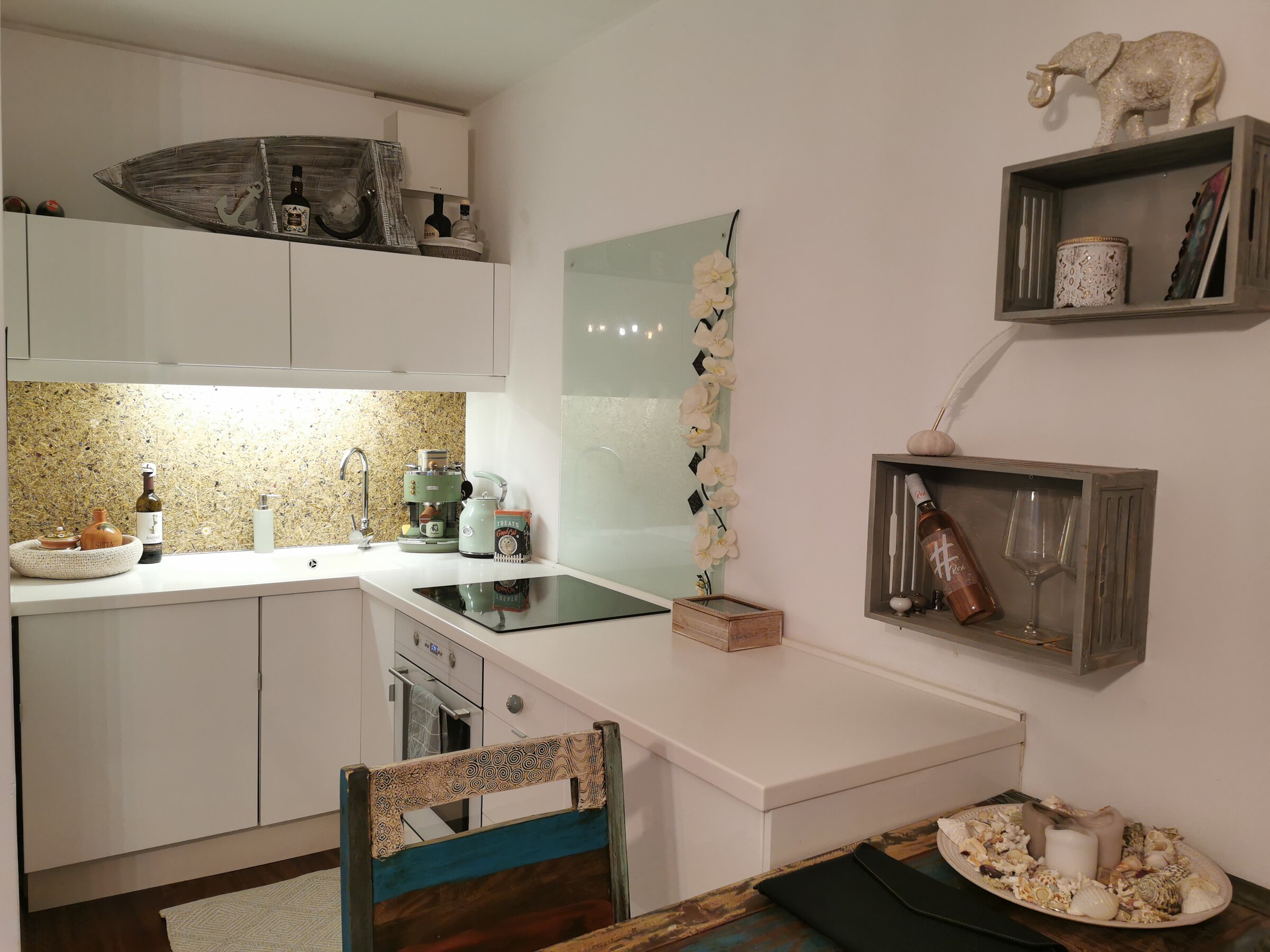 Voll ausgestattete Küche