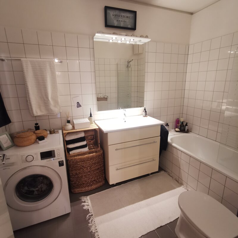 Badezimmer mit Waschmischine/Badewanne/Toilette