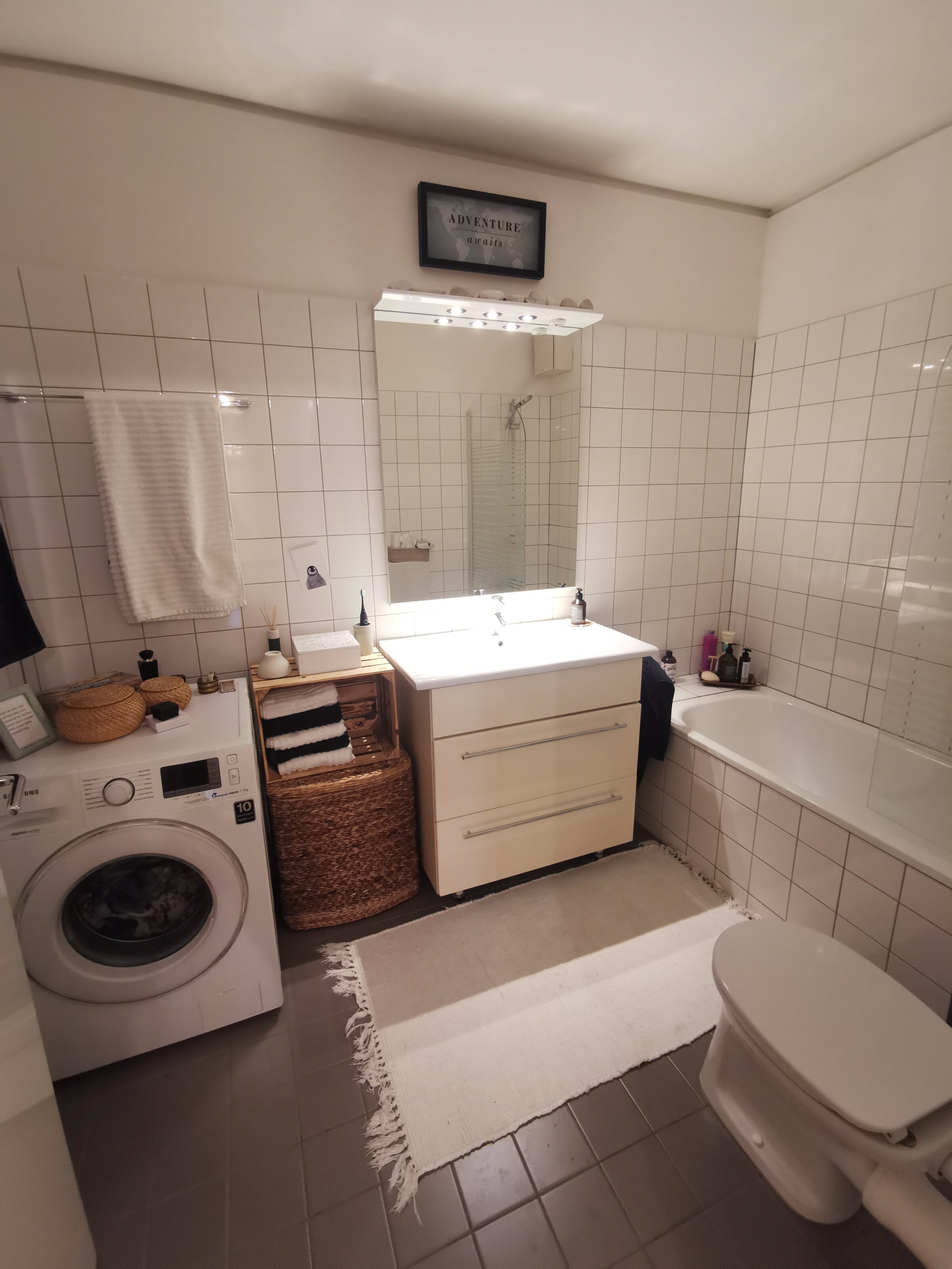 Badezimmer mit Waschmischine/Badewanne/Toilette