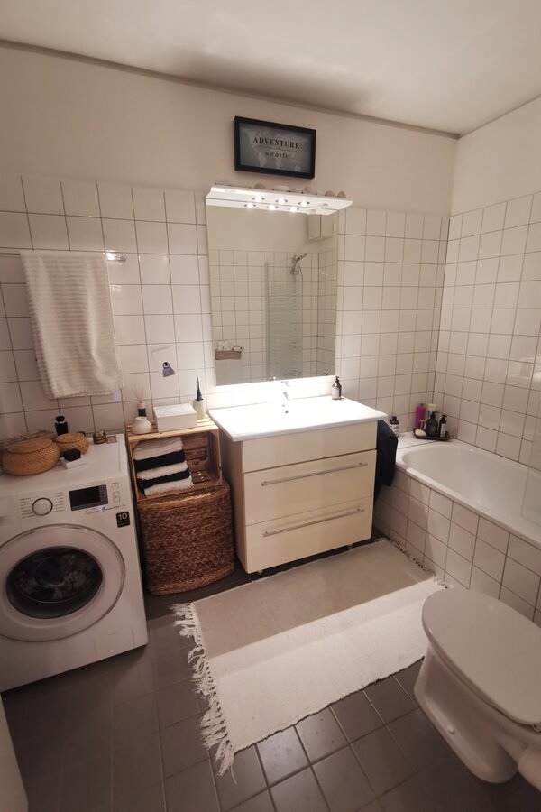 Badezimmer mit Waschmischine/Badewanne/Toilette