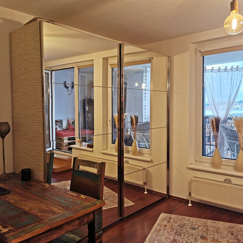 Großer Spiegelschrank für Kleidung