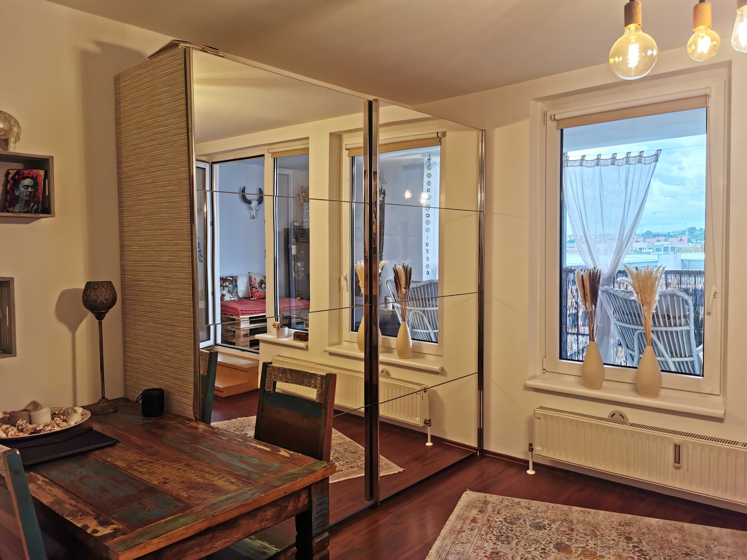 Großer Spiegelschrank für Kleidung