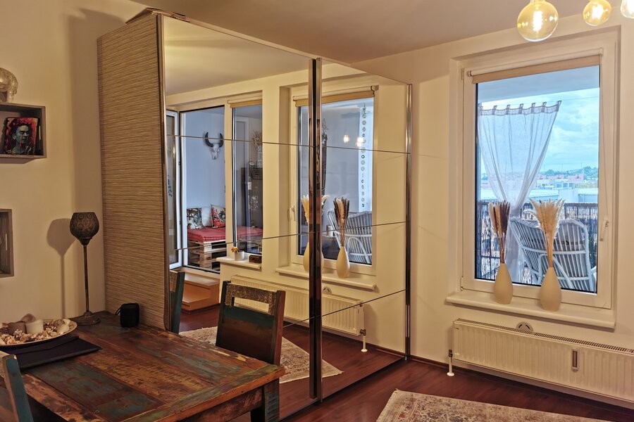 Großer Spiegelschrank für Kleidung