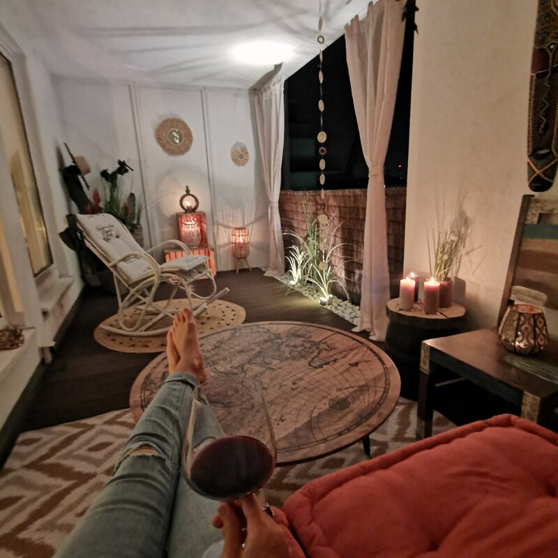 Große, ruhige, überdachte Loggia 