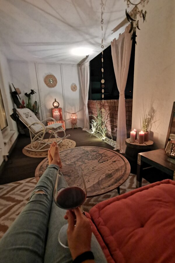 Große, ruhige, überdachte Loggia 