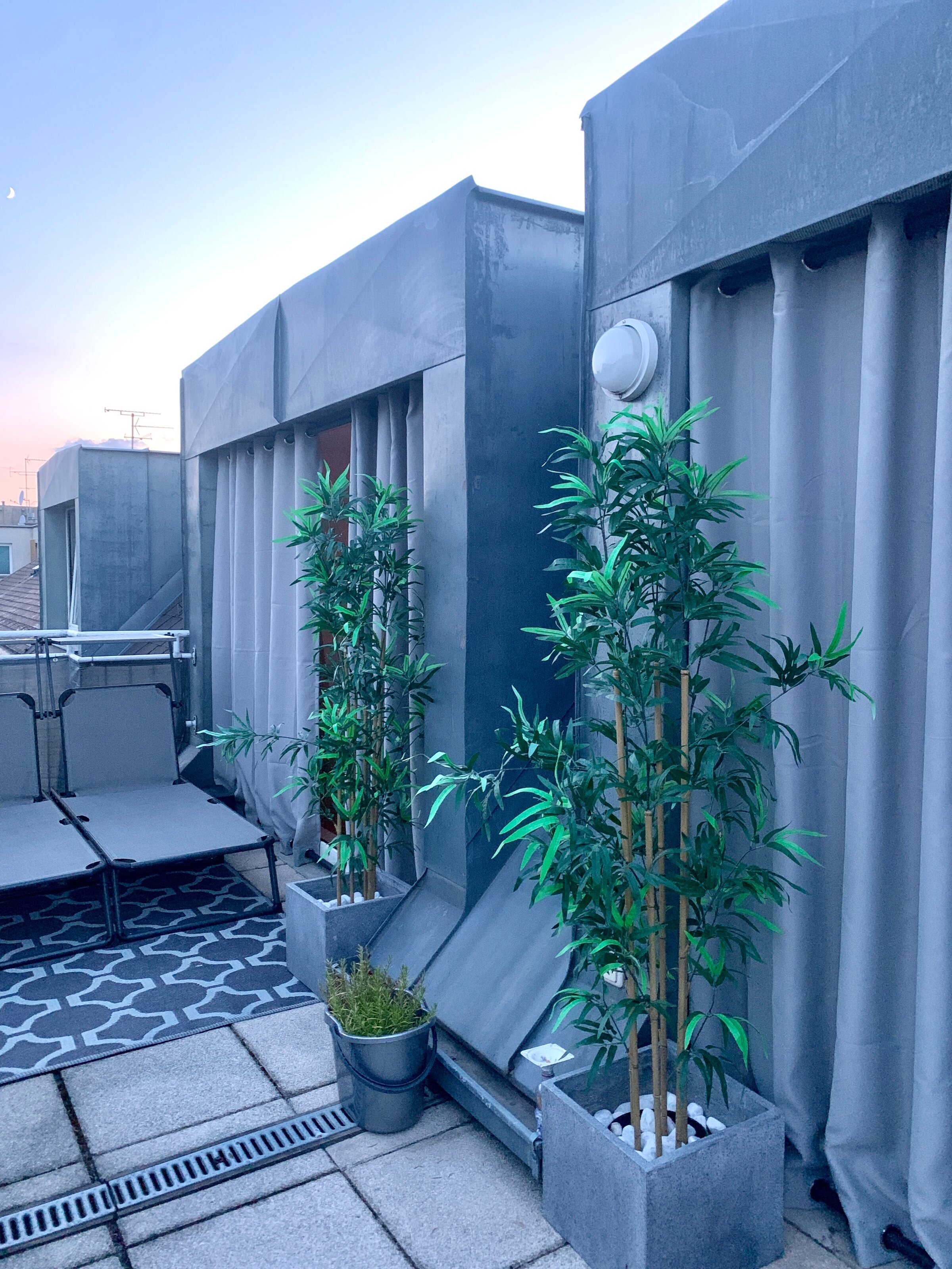 Terrasse mit Aussenvorhängen & Insektenschutz | © Irene Neumayer