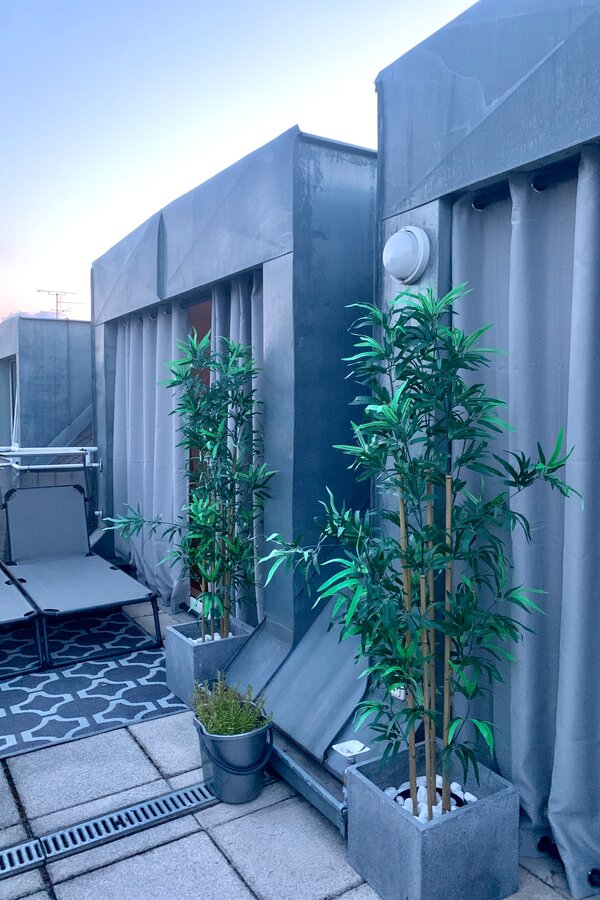 Terrasse mit Aussenvorhängen & Insektenschutz | © Irene Neumayer