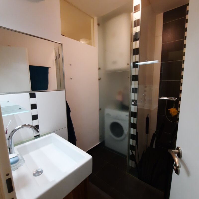 Bad mit Waschmaschine & Dusche | © PJP