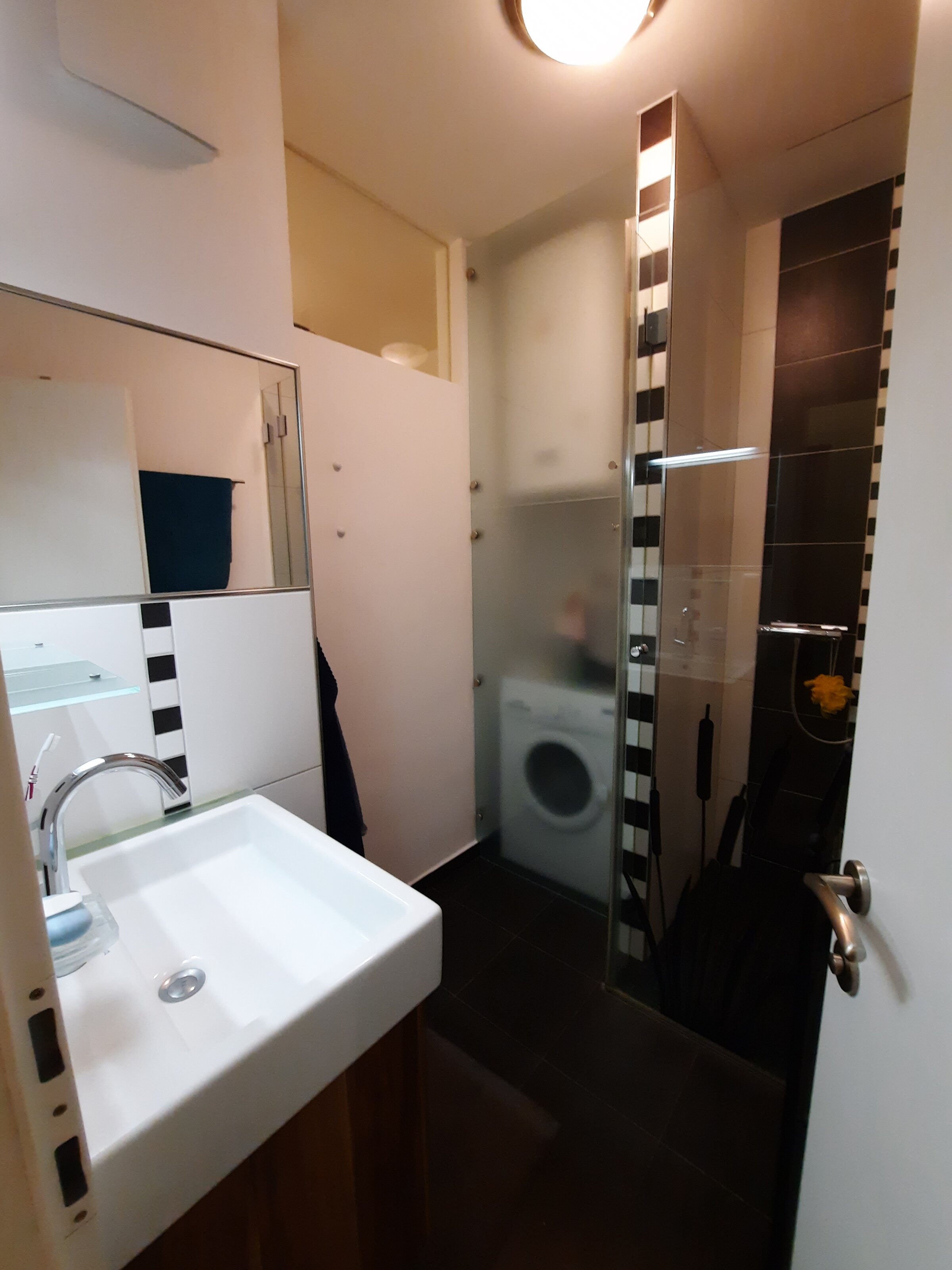 Bad mit Waschmaschine & Dusche | © PJP