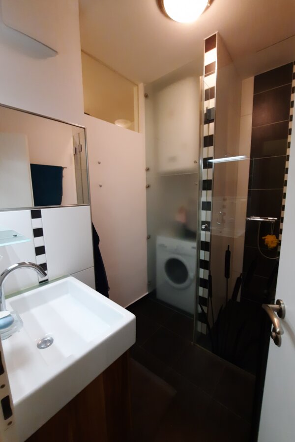 Bad mit Waschmaschine & Dusche | © PJP