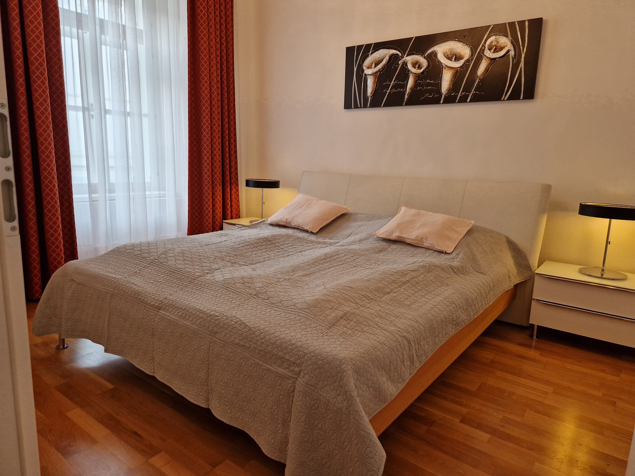 Schlafzimmer mit Doppelbett