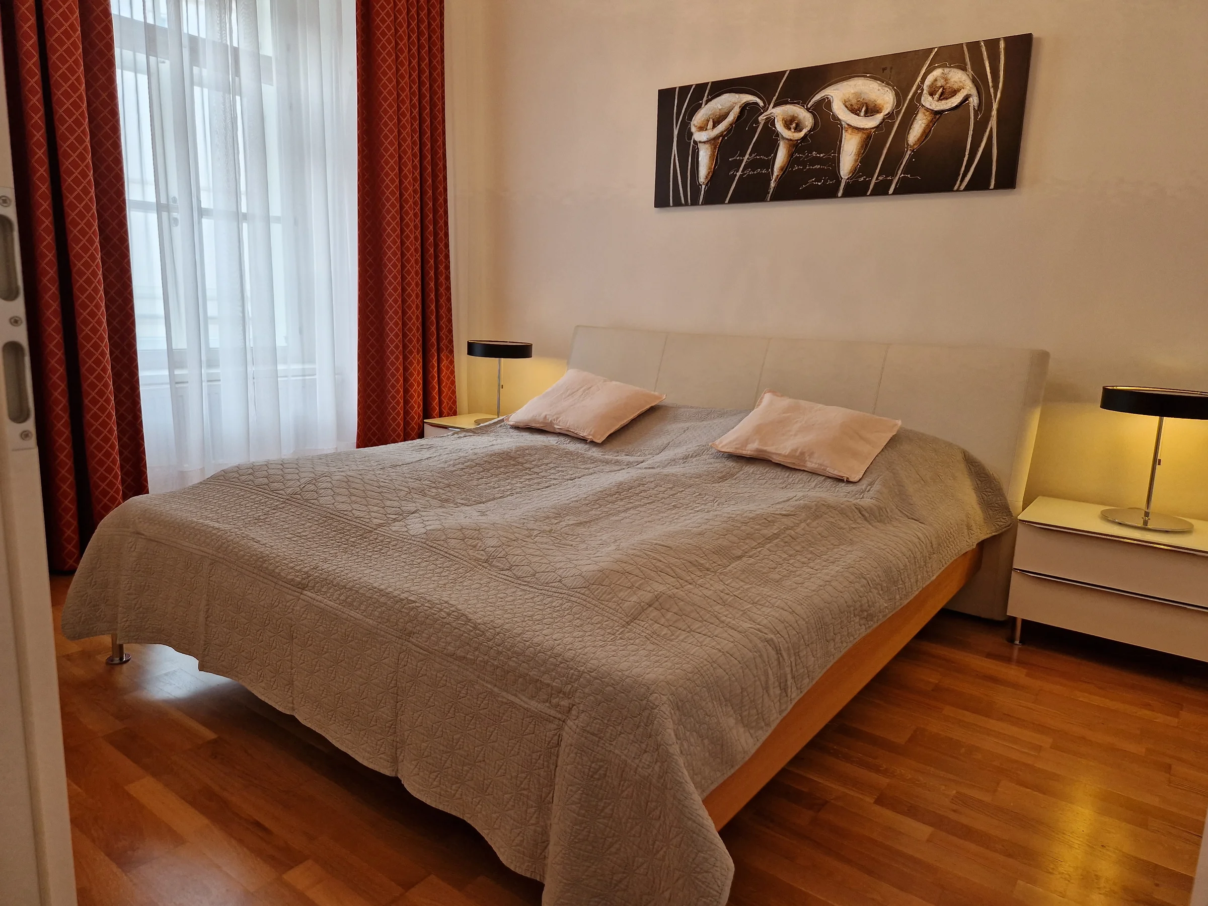 Schlafzimmer mit Doppelbett