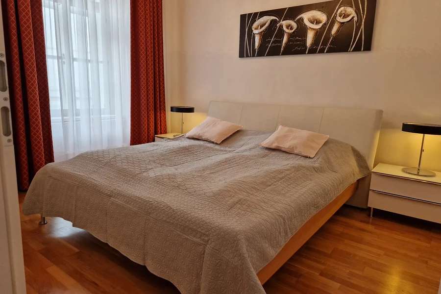 Schlafzimmer mit Doppelbett