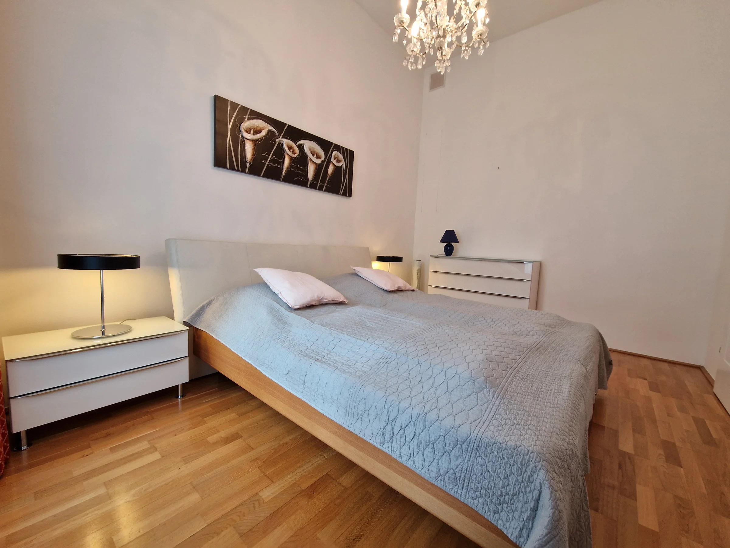 Schlafzimmer mit Doppelbett