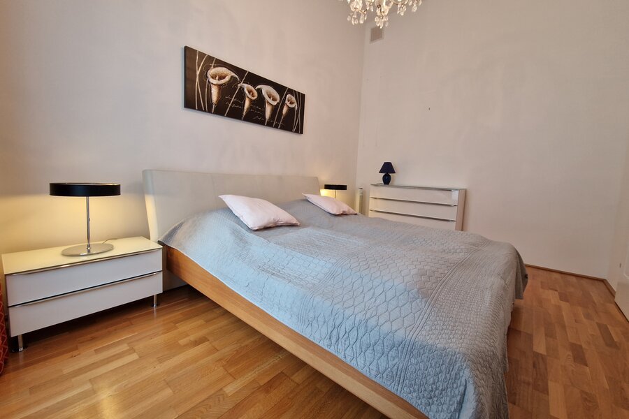 Schlafzimmer mit Doppelbett