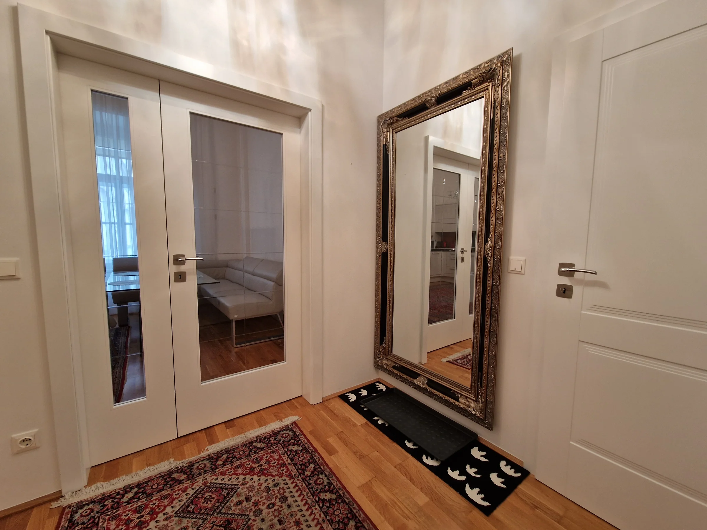 heller Vorraum mit großem Ankleidespiegel