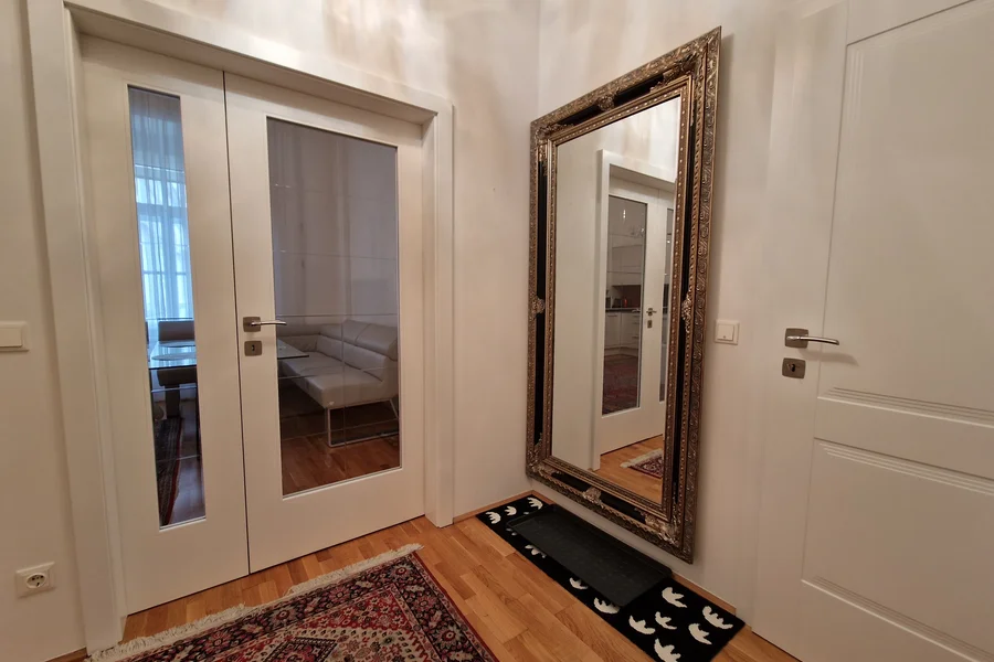 heller Vorraum mit großem Ankleidespiegel