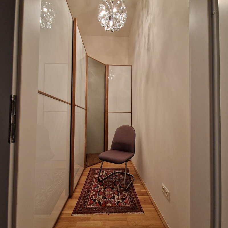 separater Raum mit großzügigem Einbauschrank