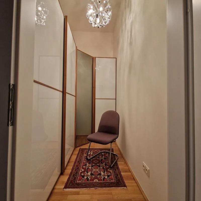 separater Raum mit großzügigem Einbauschrank