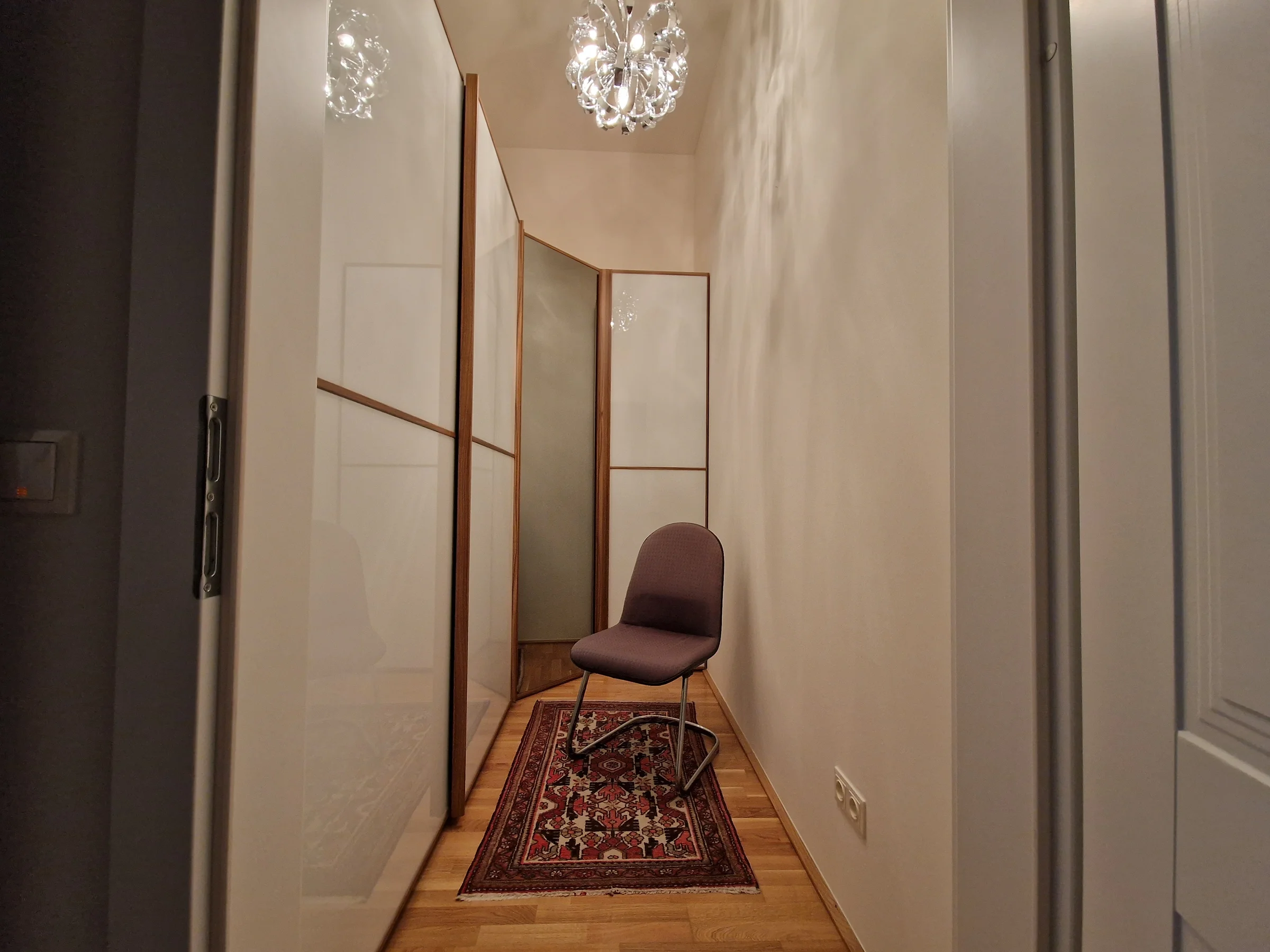 separater Raum mit großzügigem Einbauschrank