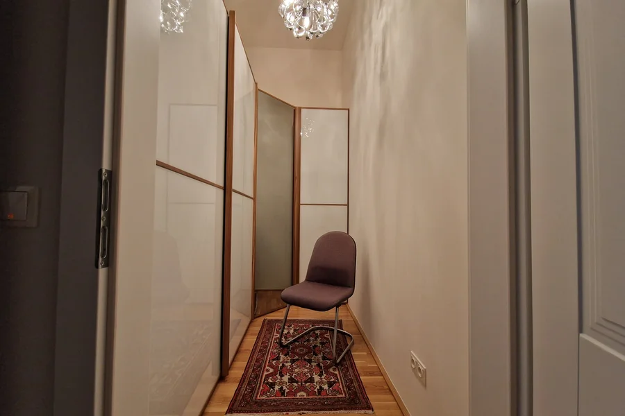 separater Raum mit großzügigem Einbauschrank