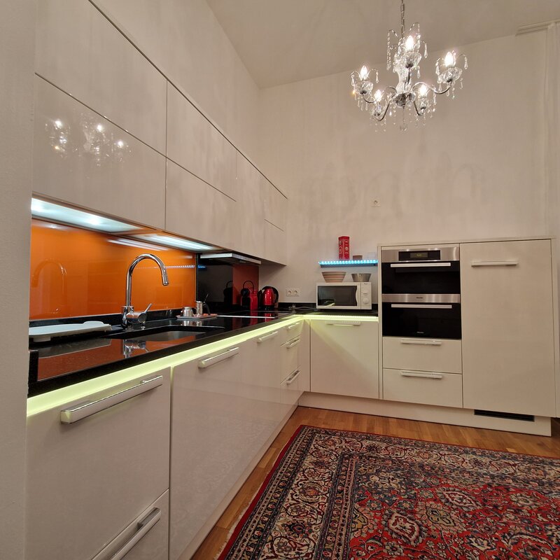 hochwertige Küche mit Granitarbeitsplatte und Dampfgarer von Mielr